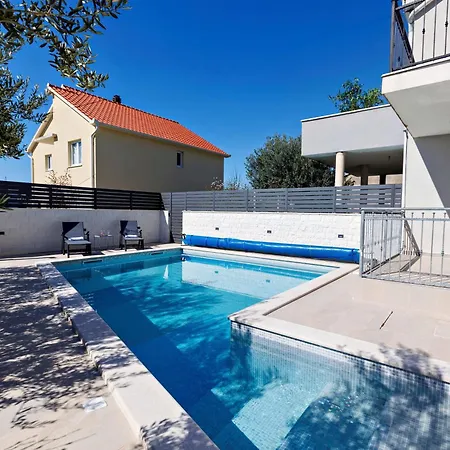 Villa Trapezium - Private Heated Pool & Table Soccer *