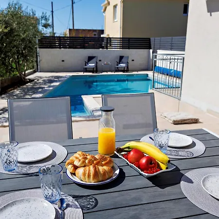 Villa Trapezium - Private Heated Pool & Table Soccer