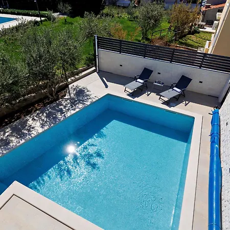 Trapezium - Private Heated Pool & Table Soccer Villa *