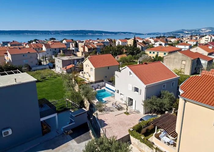 Trapezium - Private Heated Pool & Table Soccer Kaštela