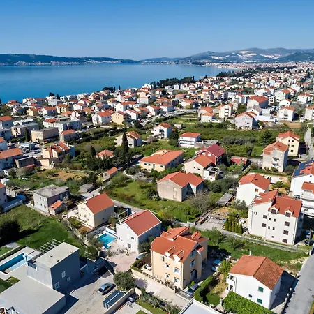 Trapezium - Private Heated Pool & Table Soccer * Kastela
