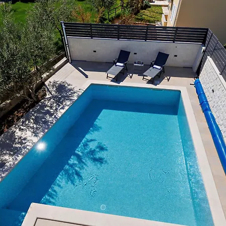 Trapezium - Private Heated Pool & Table Soccer