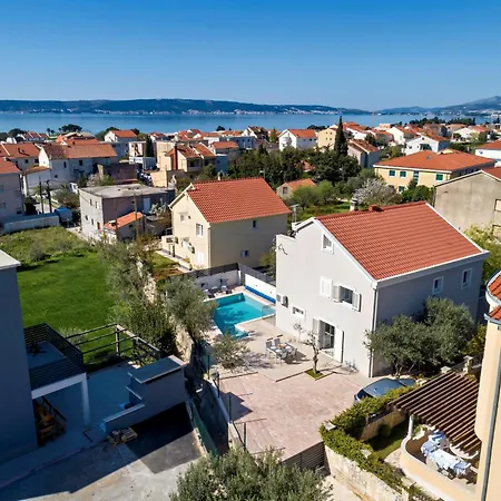 Trapezium - Private Heated Pool & Table Soccer Kaštela