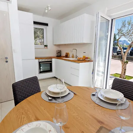 Trapezium - Private Heated Pool & Table Soccer Kaštela